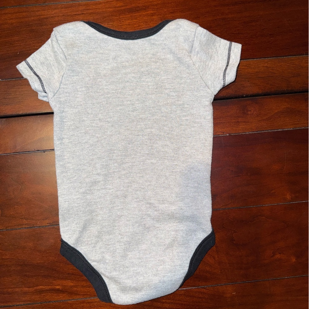 Warner Bros. Gray and Black Onesie with Red and Yellow Design - Picture 3 of 3